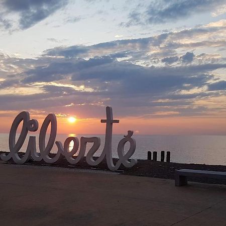 Deluxe Hotel Room In The Heart Of Batumi Orbi City A Block Luaran gambar